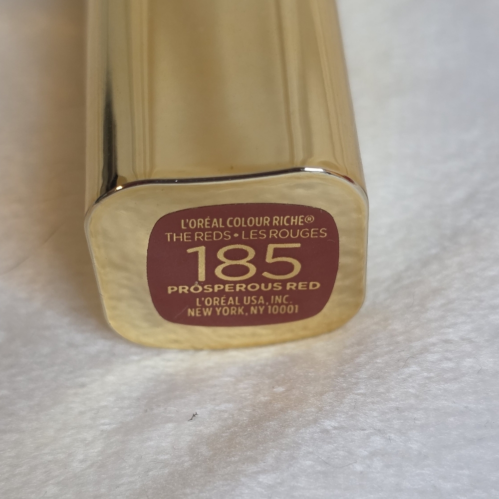 L'Oreal Colour Riche Lipstick in Prosperous Red